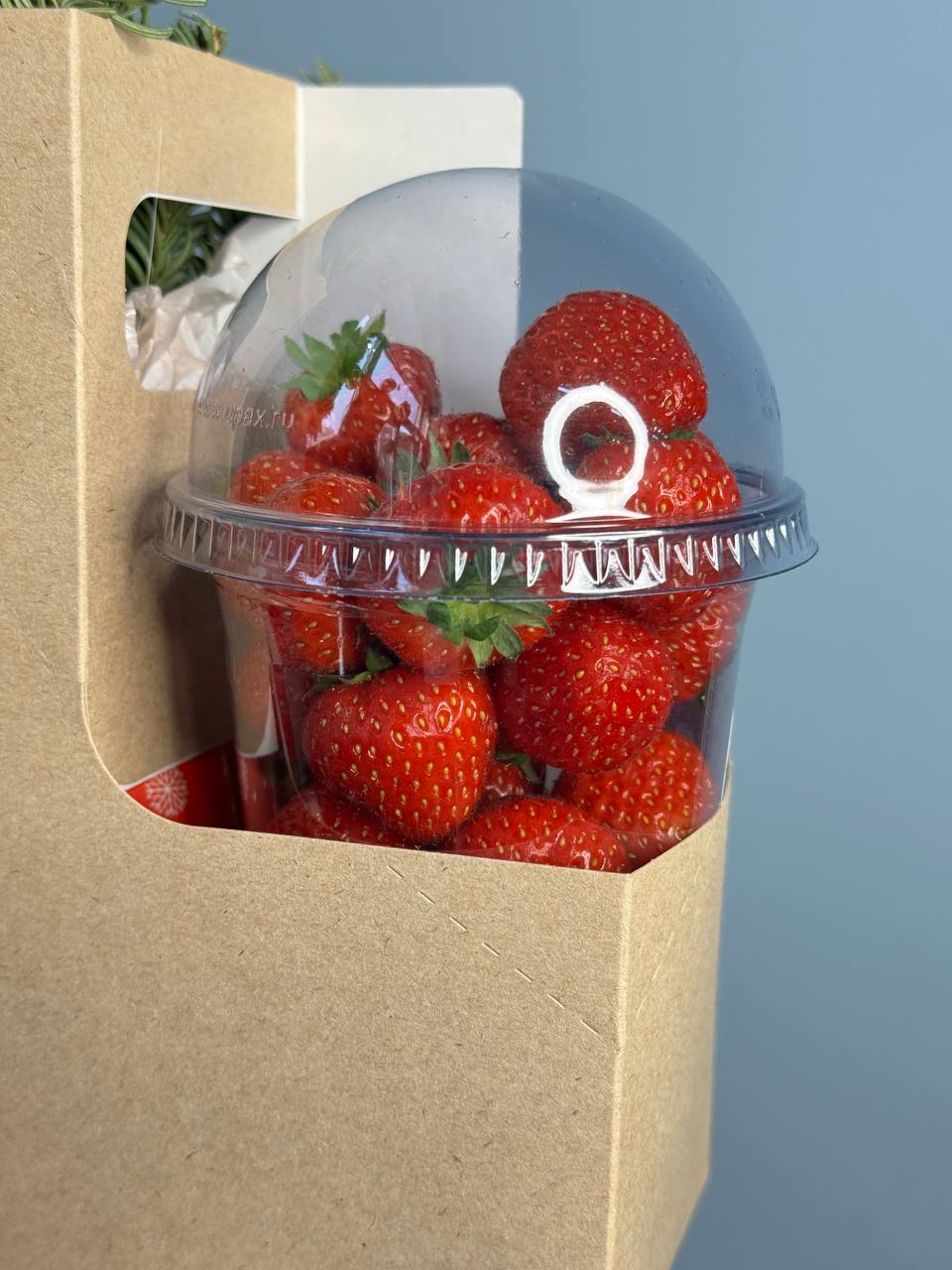 45ca0c32-a3e5-45e3-901f-7c0a5c13b770 Вкусный комбо-набор: Новогодний стаканчик с клубникой - Дом Цветов - Цветы и букеты в Краснодаре!