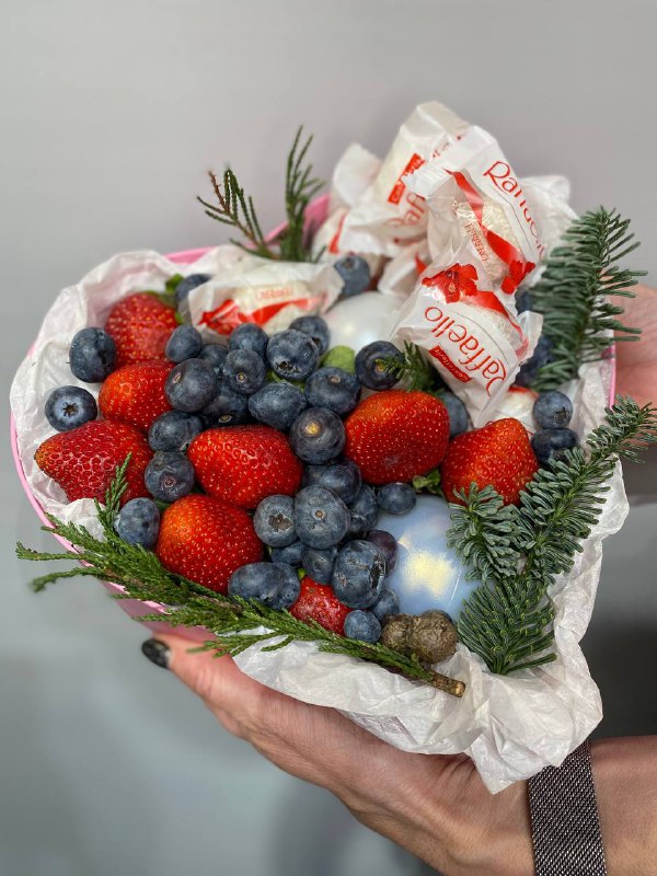 6d9c348f-bc62-4d55-b60c-ae3de577403c Новогодний вкусный подарок с ягодами и сладостями - Дом Цветов - Цветы и букеты в Краснодаре!