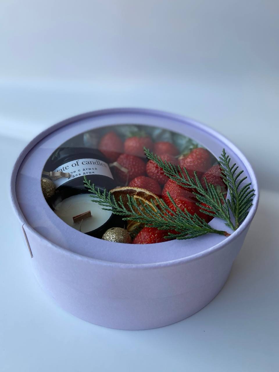 ad4d4906-01e3-4500-b8de-edb7802a0cf2 Вкусный новогодний подарок с клубникой и свечами - Дом Цветов - Цветы и букеты в Краснодаре!